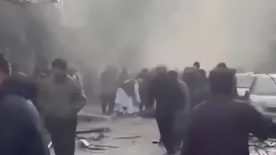 Люди после взрыва в китайском ресторане в Кабуле, Афганистан, 19 января 2026 года. (TOLOnews/Handout via Reuters)