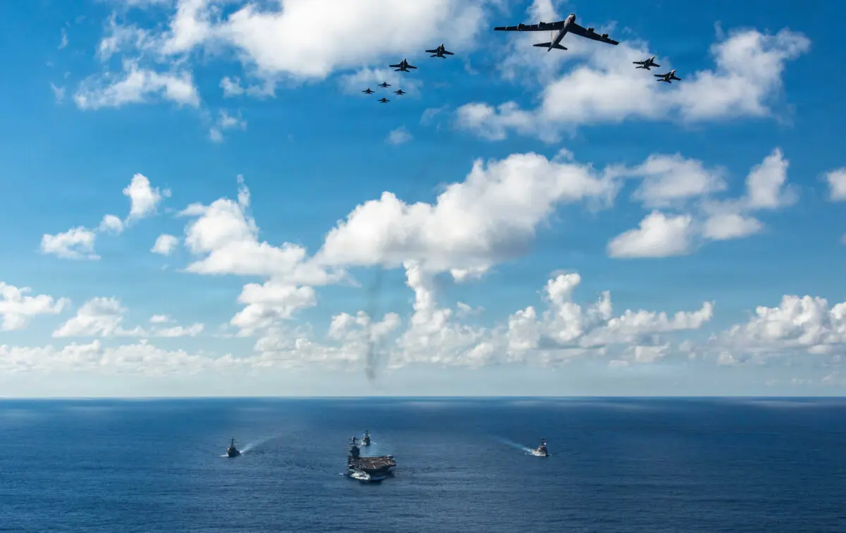 Авианосец ВМС США «Джеральд Р. Форд» (CVN 78), впереди, авианосец ВМС США «Уинстон С. Черчилль» (DDG 81), справа, авианосец ВМС США «Махан» (DDG 72), слева, авиакрыло ВМС США «Бейнбридж» (DDG 96) и восемь истребителей F / A-18E / F Super Hornets, приписанных к 31, 37, 87 и 213-м ударным истребительным эскадрильям, действуют как совместные многопрофильные силы с B-52 Stratofortress ВВС США, 13 ноября 2025 г. (Petty Officer 3rd Class Gladjimi Balisage/U.S. Navy)