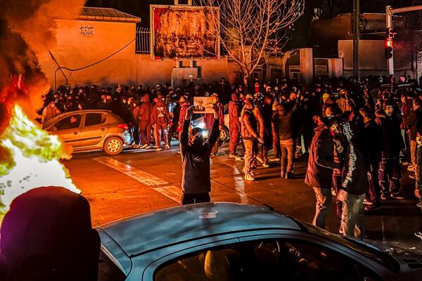 Иранцы перекрывают улицу и поджигают автомобили во время протестов в Тегеране, Иран, 8–9 января 2026 года. (MAHSA/Middle East Images/AFP via Getty Images)