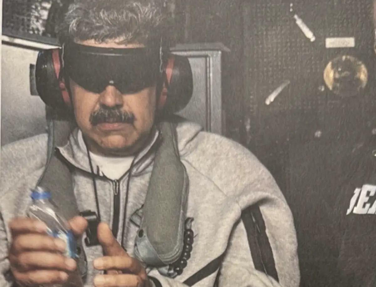 Лидер Венесуэлы Николас Мадуро на фотографии, опубликованной президентом Дональдом Трампом 3 января 2026 года, на которой вроде бы изображён Мадуро на борту военного корабля США «Иводзима», 3 января 2026 года. (The White House)