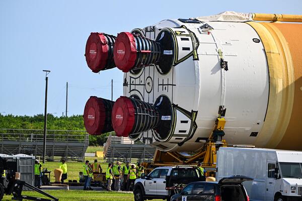Первая ступень ракеты «Артемида-II» системы Space Launch System НАСА снимается с баржи «Пегас» в Космическом центре Кеннеди во Флориде, 24 июля 2024 года. (Chandan Khanna/AFP via Getty Images)