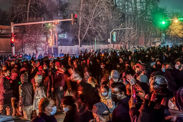Иранцы собираются, перекрывая улицу во время протестов в Тегеране, Иран, 9 января 2026 года. (Khoshiran/Middle East Images/AFP via Getty Images)