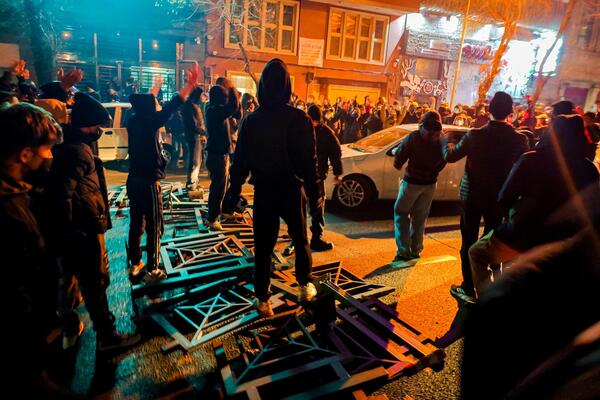 Люди собираются на акцию протеста в Тегеране, Иран, 8 января 2026 года. (Khoshiran/Middle East Images/AFP via Getty Images)
