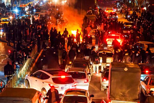Люди собираются на акцию протеста в Тегеране, Иран, 8 января 2026 года. (Khoshiran/Middle East Images/AFP via Getty Images)