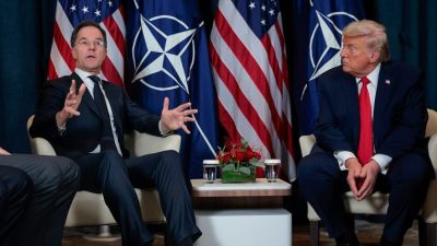 Президент США Дональд Трамп (справа) с генеральным секретарём НАТО Марком Рютте во время двусторонней встречи на полях ежегодного заседания Всемирного экономического форума (ВЭФ) 21 января 2026 года в Давосе, Швейцария. (Chip Somodevilla/Getty Images)
