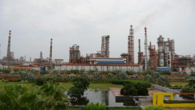Индийский нефтеперерабатывающий завод компании Essar Oil в Вадинаре, Индия. (SAM PANTHAKY/AFP via Getty Images)