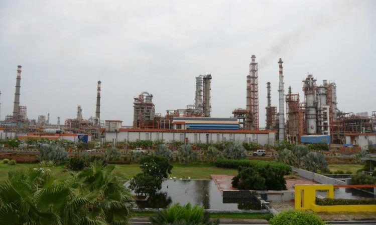 Индийский нефтеперерабатывающий завод компании Essar Oil в Вадинаре, Индия. (SAM PANTHAKY/AFP via Getty Images)