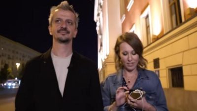 Константин Богомолов с супругой Ксенией собчак. (Скриншот/Осторожно: Собчак/youtube.com)