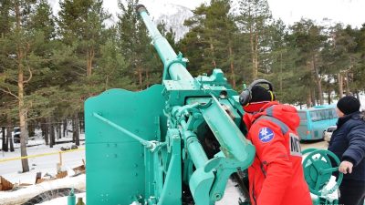 Подрыв снега для контролируемого спуска лавины. (07.mchs.gov.ru/CC BY 4.0)