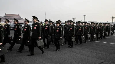 Военные делегаты прибывают на открытие сессии Всекитайского собрания народных представителей в Доме народных собраний в Пекине 5 марта 2025 года. (Wang Zhao/AFP via Getty Images)