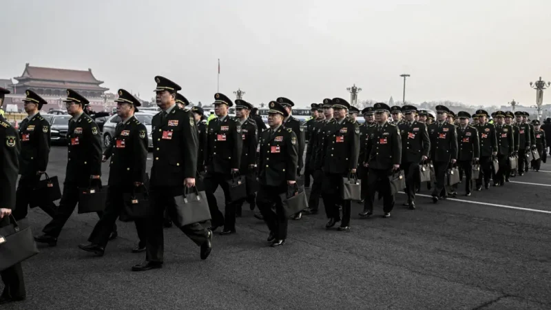 Военные делегаты прибывают на открытие сессии Всекитайского собрания народных представителей в Доме народных собраний в Пекине 5 марта 2025 года. (Wang Zhao/AFP via Getty Images)