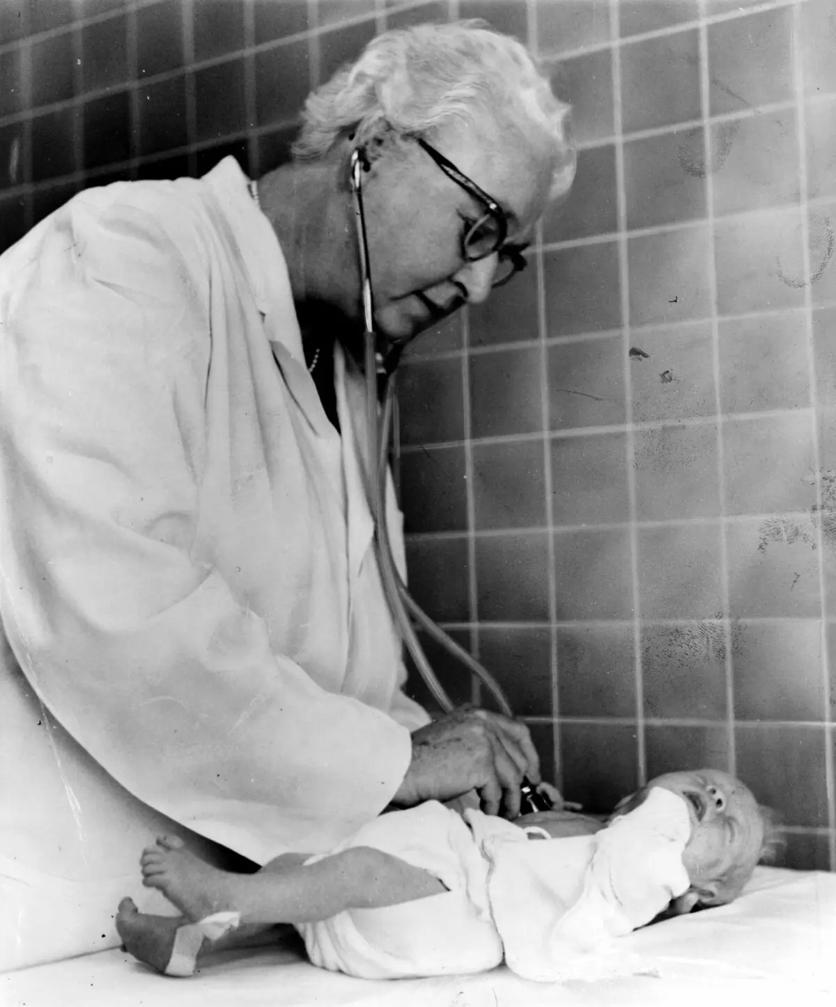 Доктор Апгар осматривает новорождённого в 1966 году. Библиотека Конгресса. (Public Domain)