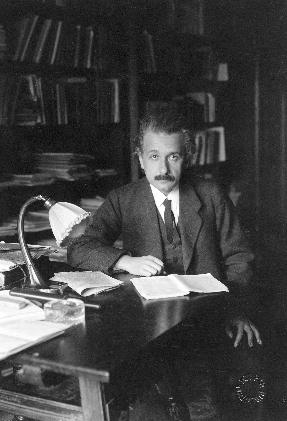 Эйнштейн в своём кабинете в Берлинском университете, около 1920 года. Примерно год спустя, в 1921 году, он получил Нобелевскую премию по физике. (Public Domain)
