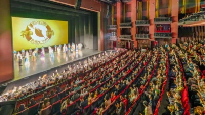 Завершение спектакля театральной труппы Shen Yun Performing Arts в Большом зале Тайваньского центра традиционного театра в Тайбэе 30 декабря 2025 года.
(Song Bilong/The Epoch Times)
