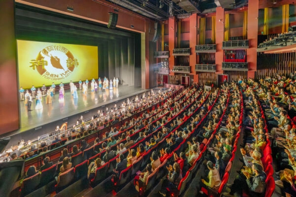 Завершение спектакля театральной труппы Shen Yun Performing Arts в Большом зале Тайваньского центра традиционного театра в Тайбэе 30 декабря 2025 года.
(Song Bilong/The Epoch Times)
