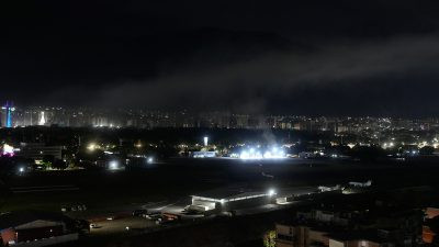 Над аэропортом Ла-Карлота поднимается дым после взрывов и низколетящих самолётов, которые были слышны в Каракасе, Венесуэла, 3 января 2026 года. (Matias Delacroix/AP Photo)