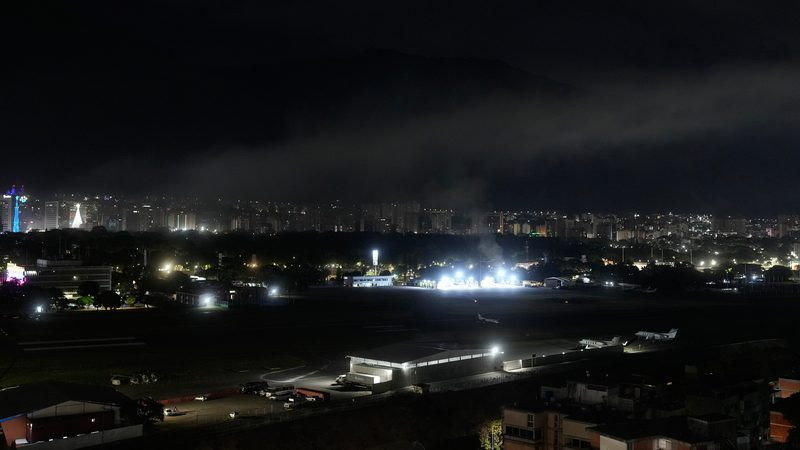 Над аэропортом Ла-Карлота поднимается дым после взрывов и низколетящих самолётов, которые были слышны в Каракасе, Венесуэла, 3 января 2026 года. (Matias Delacroix/AP Photo)