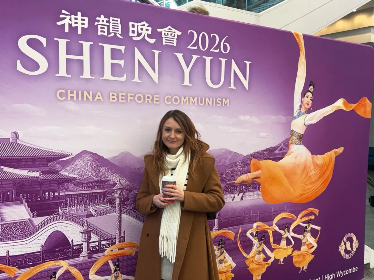 Зритель на представлении Shen Yun Performing Arts в ICC Birmingham, Англия, 1 января 2026 года. (Ming/The Epoch Times)