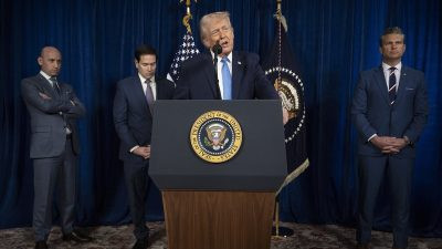 Президент Дональд Трамп вместе с (слева направо) заместителем главы администрации Стивеном Миллером, госсекретарём Марко Рубио и военным министром Питом Хегсетом выступает перед прессой после военных действий США в Венесуэле в своей резиденции Мар-а-Лаго в Палм-Бич, штат Флорида, 3 января 2026 года. (Jim Watson/AFP)