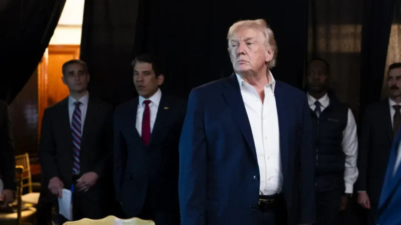 Президент Дональд Трамп и директор ЦРУ Джон Рэтклифф наблюдают за военными операциями США в Венесуэле из клуба Трампа Mar-a-Lago в Палм-Бич, штат Флорида, 3 января 2026 года. (Molly Riley/The White House via Getty Images)