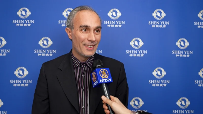 Лоран Журдаа наслаждался представлением Shen Yun в Zénith Oméga de Toulon, Тулон, 4 января 2026 года. (NTD)