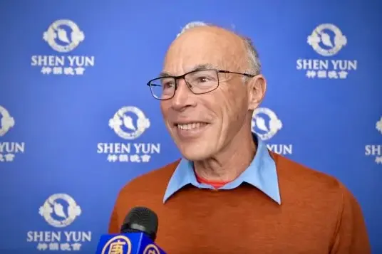 Бруно Божан, авиационный инженер, на представлении Shen Yun в Тулоне 4 января 2026 года. (NTD)