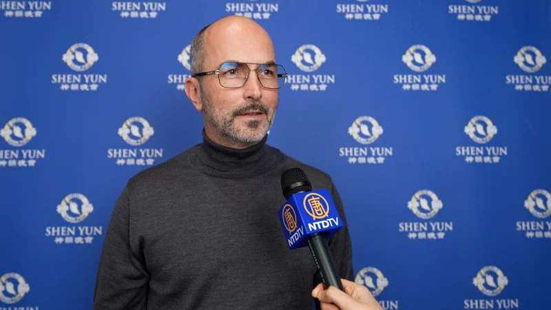 Эмерик Леви, директор по операциям, посетил представление Shen Yun в концертном зале Zénith Oméga в Тулоне 5 января 2026 года. (NTD)