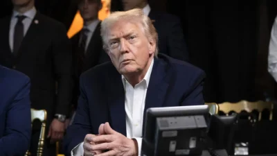 Дональд Трамп наблюдает за военными операциями США в Венесуэле из своего клуба Mar-a-Lago в Палм-Бич, штат Флорида, 3 января 2026 года. (Molly Riley/The White House via Getty Images)