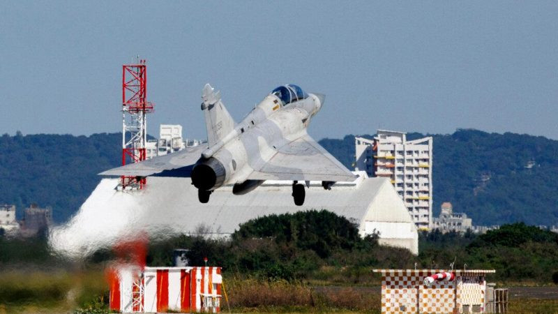 Истребитель Mirage 2000 ВВС Тайваня взлетает с авиабазы Синьчжу в Синьчжу, Тайвань, 29 декабря 2025 года. (Cheng Yu-chen/AFP via Getty Images)