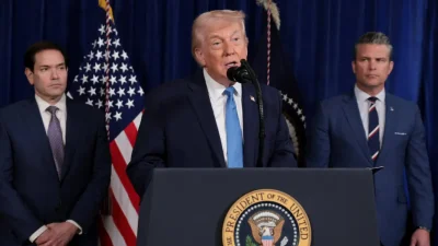 Дональд Трамп выступает на пресс-конференции в Палм-Бич, штат Флорида, 3 января 2026 года, в присутствии госсекретаря Марко Рубио и министра обороны Пита Хегса. (Jonathan Ernst/Reuters)