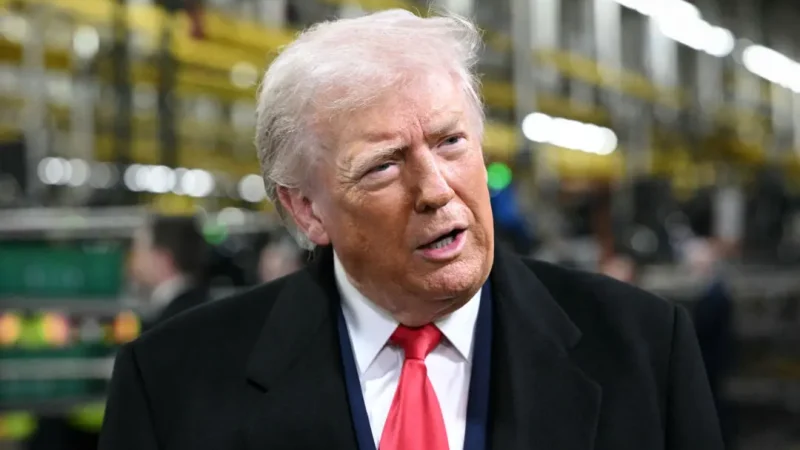 Трамп: Контроль США над Гренландией укрепит НАТО Дональд Трамп выступает с речью во время посещения комплекса River Rouge компании Ford Motor в Дирборне, штат Мичиган, 13 января 2026 года. (Mandel Ngan/AFP via Getty Images)