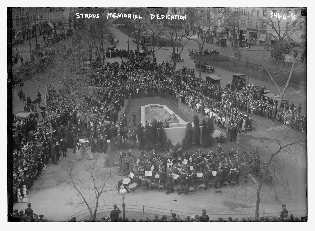 Аэрофотоснимок церемонии открытия Мемориала Штраусов 15 апреля 1915 года в Нью-Йорке. Библиотека Конгресса. (Public Domain)