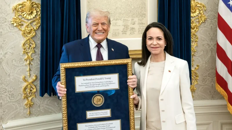Президент Дональд Трамп встречается с лидером венесуэльской оппозиции Марией Кориной Мачадо в Овальном кабинете, где она вручает президенту Нобелевскую премию мира, 15 января 2026 года. (Daniel Torok/The White House/Handout via Reuters)