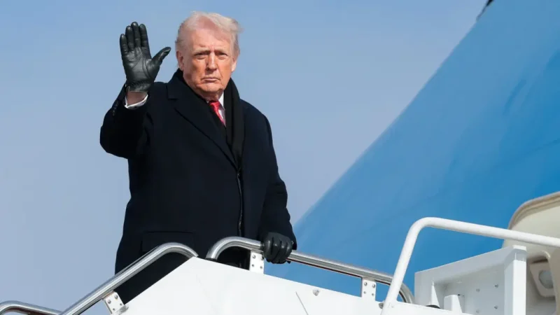 Дональд Трамп машет рукой, поднимаясь на борт президентского самолёта на объединённой базе Эндрюс, штат Мэриленд, 16 января 2026 года. (Anna Moneymaker/Getty Images)