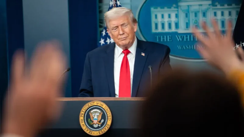 Дональд Трамп выступает на брифинге для прессы, посвящённом первому году его второго президентского срока, в Белом доме, 20 января 2026 года. (Madalina Kilroy/The Epoch Times)