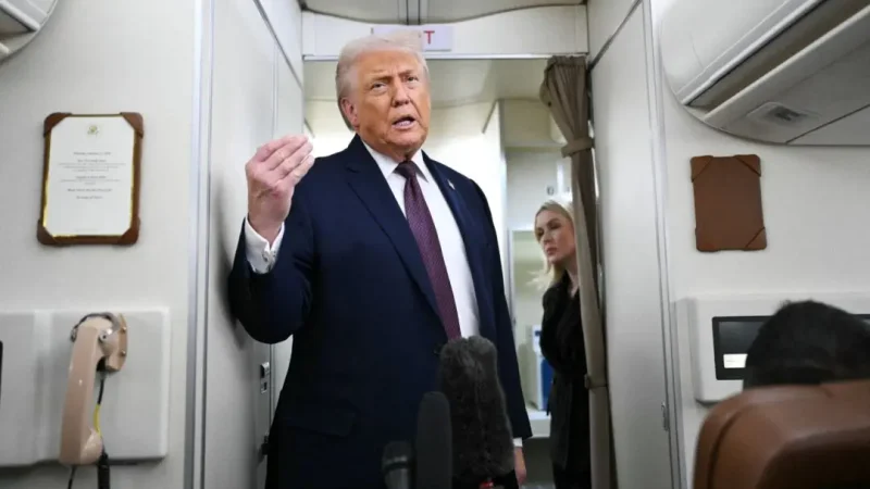 Дональд Трамп выступает перед журналистами на борту президентского самолёта Air Force One во время перелёта из Шеннона, Ирландия, на объединённую базу Эндрюс, штат Мэриленд, 22 января 2026 года. (Mandel Ngan/AFP via Getty Images)