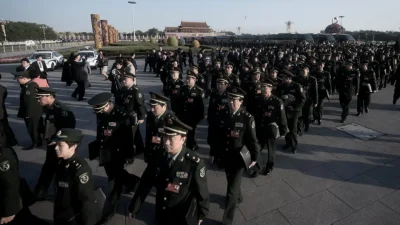 Военные делегаты проходят по площади Тяньаньмэнь, направляясь на открытие пятилетнего съезда Коммунистической партии Китая в Доме народных собраний в Пекине, 8 ноября 2012 года. (Ed Jones/AFP via Getty Images)