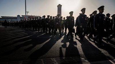 Китайские военные делегаты прибывают на второе пленарное заседание Всекитайского собрания народных представителей в Доме народных собраний в Пекине 8 марта 2024 года. (Kevin Frayer/Getty Images)