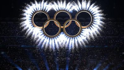 Крупный план зажжения Олимпийского огня — символа старта зимней Олимпиады-2026 в Италии.