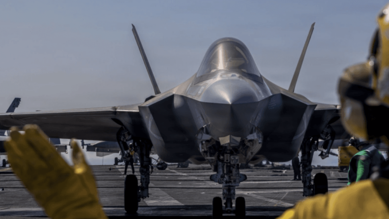 Истребитель 5-го поколения F-35C морской пехоты США готовится к взлёту с палубы авианосца вблизи Ирана.