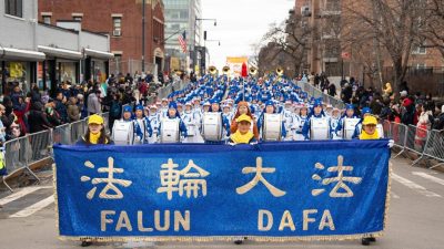 Шествие последователей Фалуньгун с синим баннером «Falun Dafa» на параде в Нью-Йорке.