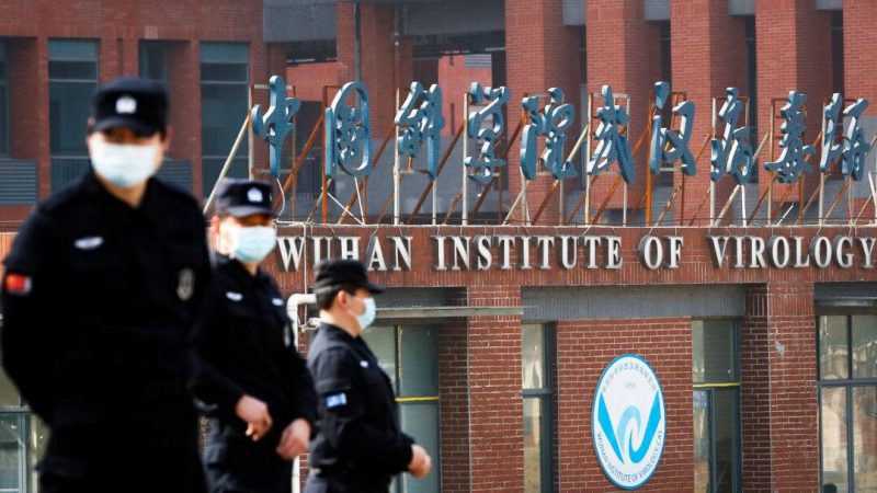 Сотрудники службы безопасности наблюдают за входом в Уханьский институт вирусологии во время визита группы экспертов ВОЗ, которой поручено расследовать происхождение COVID-19, в Ухань, Китай, 3 февраля 2021 года.