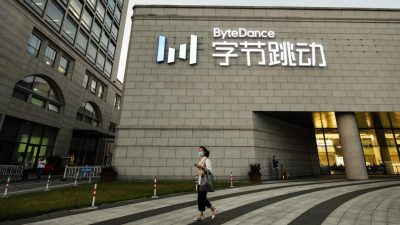 Женщина проходит мимо штаб-квартиры ByteDance, материнской компании приложения для обмена видео TikTok, в Пекине, 16 сентября 2020 года.