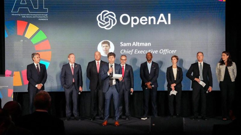 Генеральный директор OpenAI Сэм Альтман (в центре) выступает на Центральном вокзале Нью-Йорка 23 сентября 2024 года.