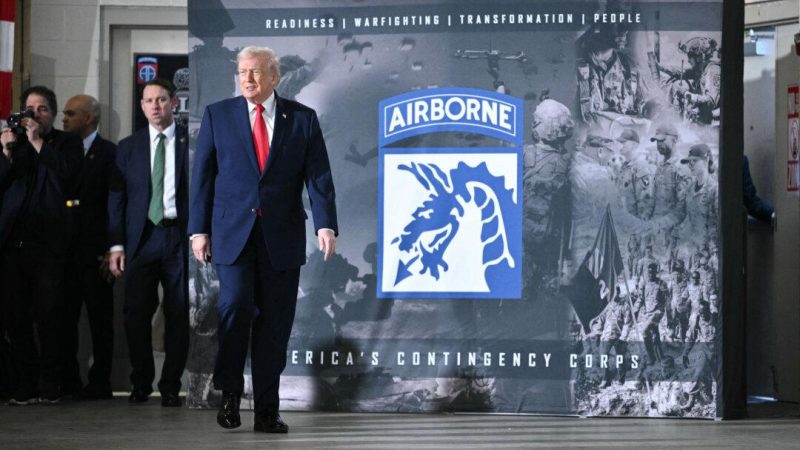 Дональд Трамп выступает перед военнослужащими и членами их семей в Форт-Брэгге, Северная Каролина, 13 февраля 2026 года.