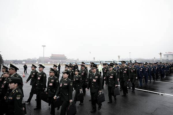Военные делегаты прибывают на открытие сессии Всекитайского собрания народных представителей в Доме народных собраний в Пекине 5 марта 2024 года. (Lintao Zhang/Getty Images)