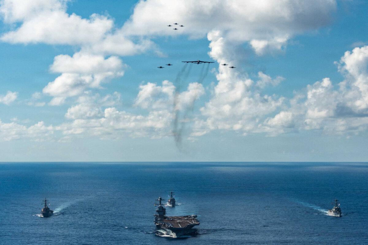 Совместные учения флота и авиации США: авианосец Джеральд Форд и бомбардировщики B-52 Stratofortress.