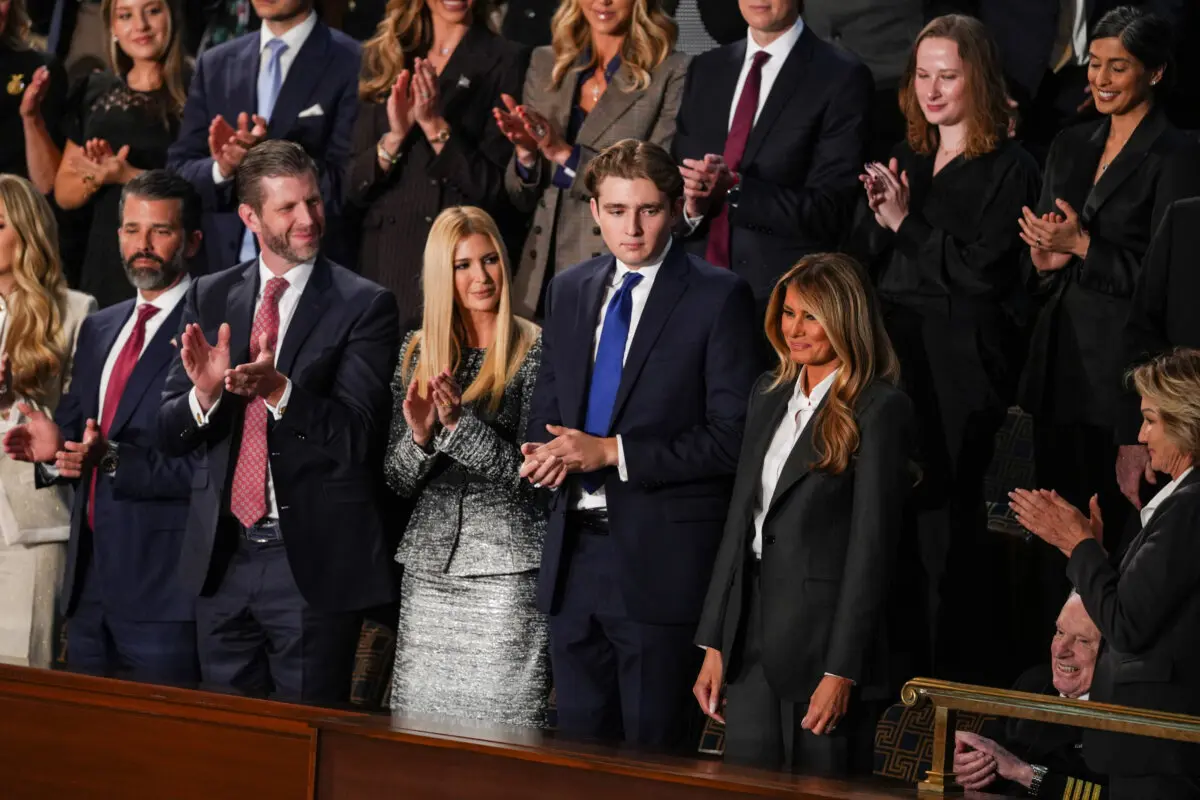 (Слева направо) Дональд Трамп-младший, Эрик Трамп, Иванка Трамп, Бэррон Трамп и первая леди Мелания Трамп слушают первое обращение президента Дональда Трампа «О положении в стране» во время его второго президентского срока в зале заседаний Палаты представителей на Капитолийском холме в Вашингтоне, 24 февраля 2026 года. (Madalina Kilroy/The Epoch Times)