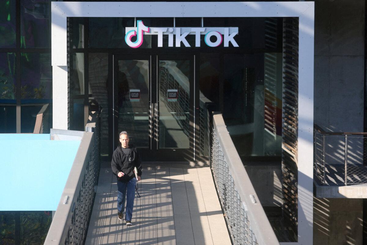 Мужчина выходит из штаб-квартиры американской компании TikTok в Калвер-Сити, штат Калифорния, 17 января 2025 года.