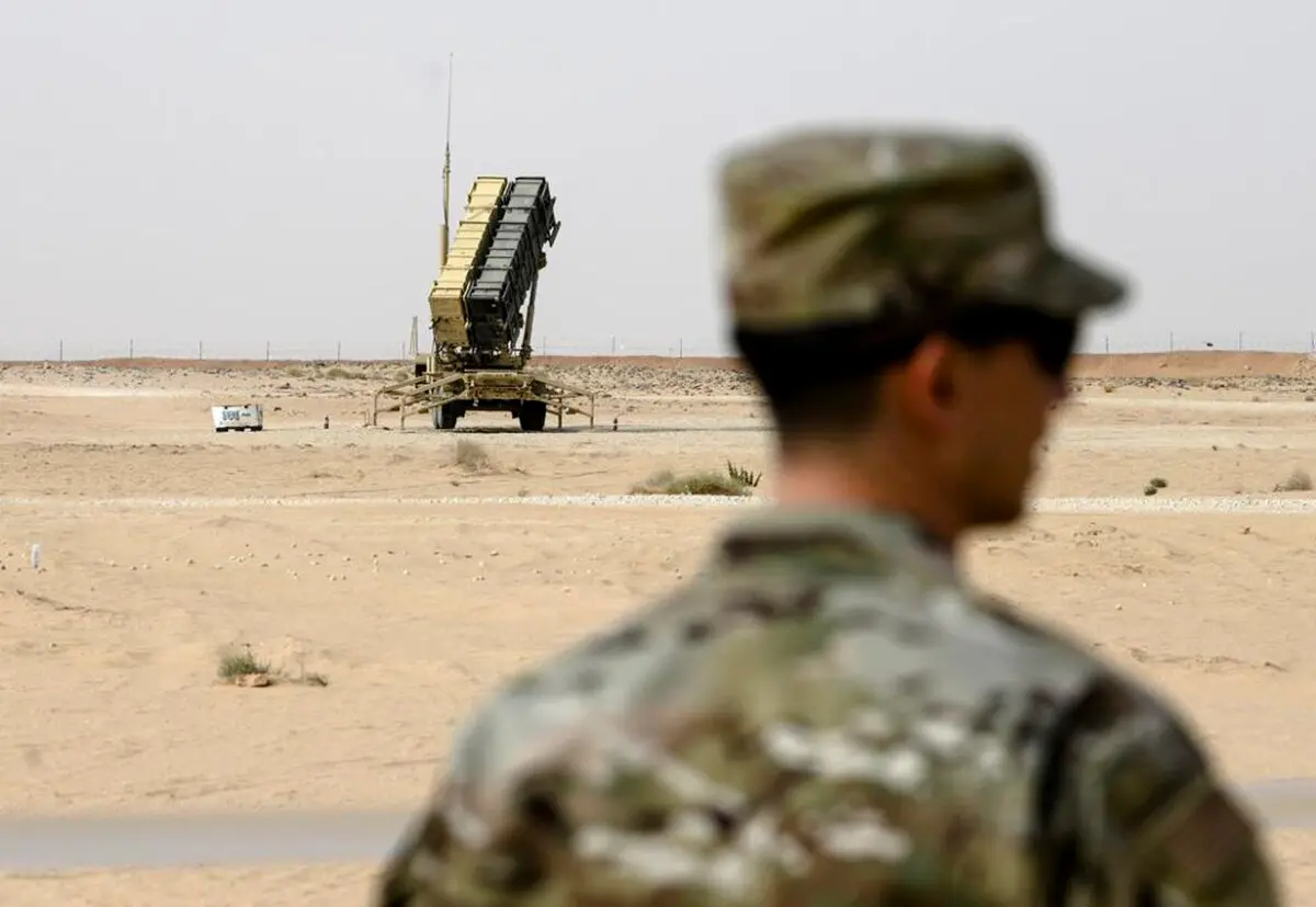 Военнослужащий ВВС США стоит рядом с ракетной батареей «Пэтриот» на авиабазе имени принца Султана в Саудовской Аравии, 20 февраля 2020 года. (Andrew Caballero-Reynolds/Pool via AP, File)